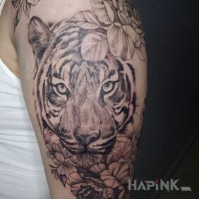 Tattoo Tiger on the upper arm motif: animals style: dotwork