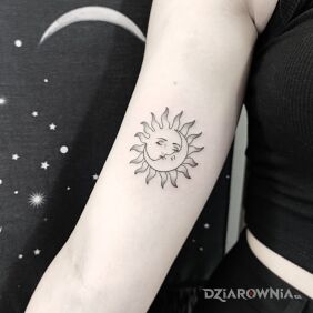 Tatuaż Słońce i księżyc na ręce motyw: kosmos styl: graficzne / ilustracyjne