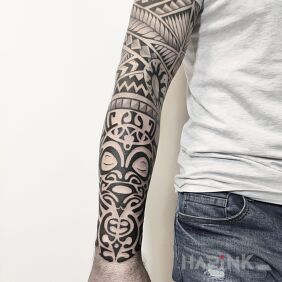 Tattoo Polynesian On the arm motif: black and gray style: Polynesian