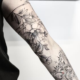 Tattoo Flowers on the bicep motif: floral style: graphic / illustrative
