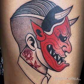 Tatuaż Maska Hannya na udzie motyw: twarze styl: graficzne / ilustracyjne