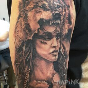 Tattoo Woman wolf on the upper arm motif: faces