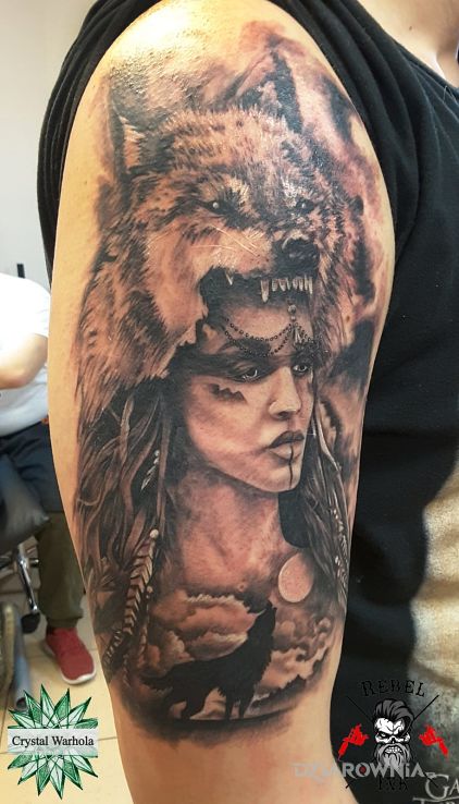Tatuaż kobieta wilk w motywie twarze na ramieniu