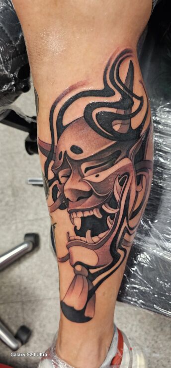 Tattoo Maska in black and gray motif and japanese / irezumi style on the leg