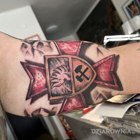 Tatuaż Krzyż Maltański Ratowników Górniczych na bicepsie motyw: kolorowe styl: graficzne / ilustracyjne