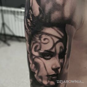 Tatuaż Kobieca twarz na ręce motyw: czarno-szare styl: realistyczne