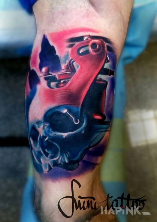 Tattoo Czaszka in colorful motif and realistic style on the bicep