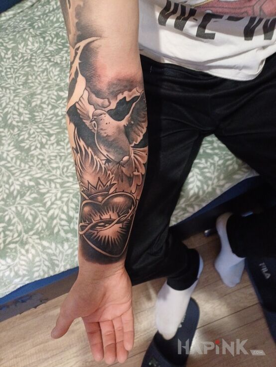 Tattoo Gołębica i Serce Jezusa in animals motif and realistic style On the arm
