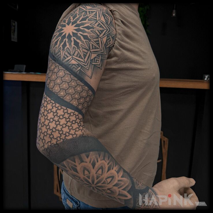 Tattoo Rękaw mandala in mandalas motif and geometric style on the upper arm