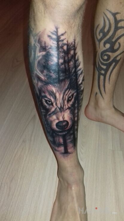 Tattoo Polska walczaca wilk w lesie in animals motif and realistic style on the leg