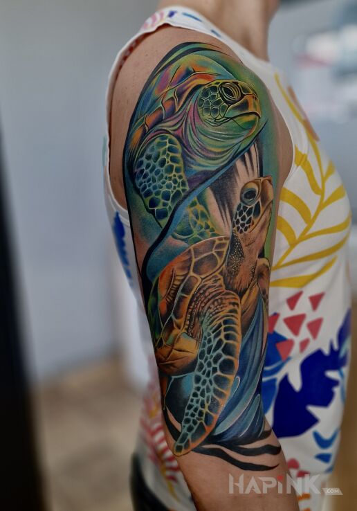 Tattoo Żółwie kolor in colorful motif and realistic style On the arm