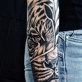 Tattoo Tiger On the arm motif: animals style: realistic