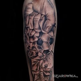 Tatuaż Family tattoo na przedramieniu motyw: miłosne styl: realistyczne
