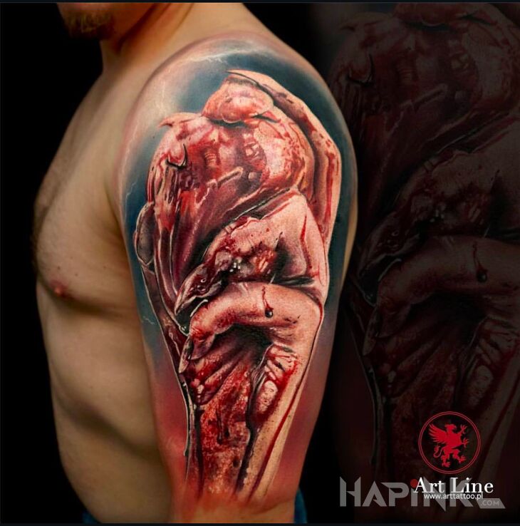 Tattoo Serce jakie jest każdy widzi in dark motif and realistic style On the arm