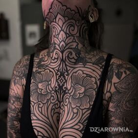 Tatuaż Zakonturowana na piersiach motyw: czarno-szare styl: kontury / linework