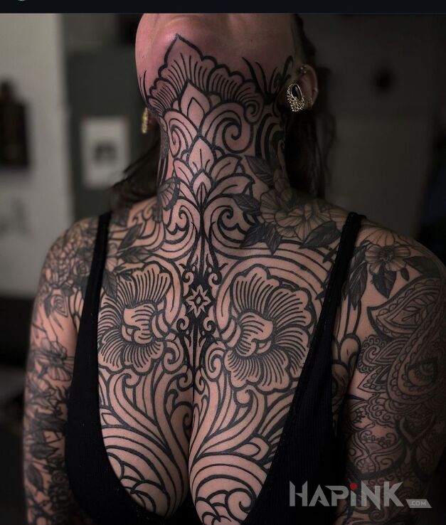 Tattoo Zakonturowana in flowers motif and contour / linework style on the throat