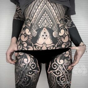 Tatuaż Oczy diabła na brzuchu motyw: czarno-szare styl: blackwork / blackout