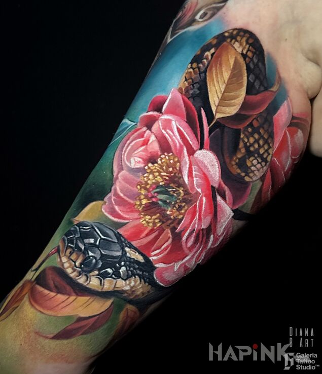 Tattoo Realistyczny wąż w piwonii in floral motif and realistic style on the bicep