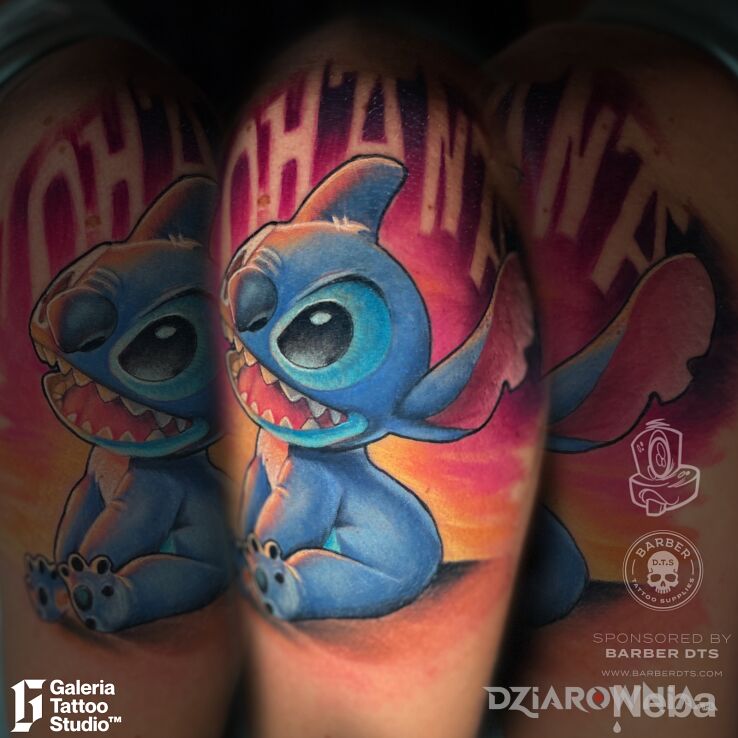 Tatuaż stitch cover-up w motywie kolorowe i stylu watercolor na ręce