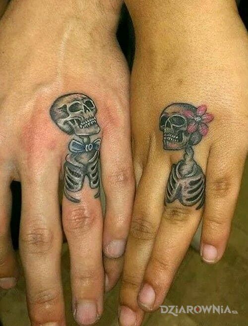 Tatuaż kościotrupy w motywie czaszki na palcach