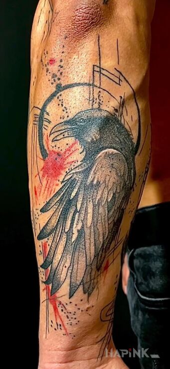 Tattoo Kruk na zewnętrznym przedramieniu in animals motif and trash polka style on the forearm