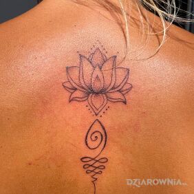 Tatuaż Minimalistyczny delikatny kwiat lotosu na plecach motyw: ornamenty styl: kontury / linework