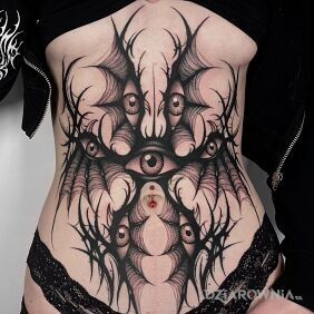 Tatuaż Oczu multum pod piersiami (underboob) motyw: demony styl: graficzne / ilustracyjne
