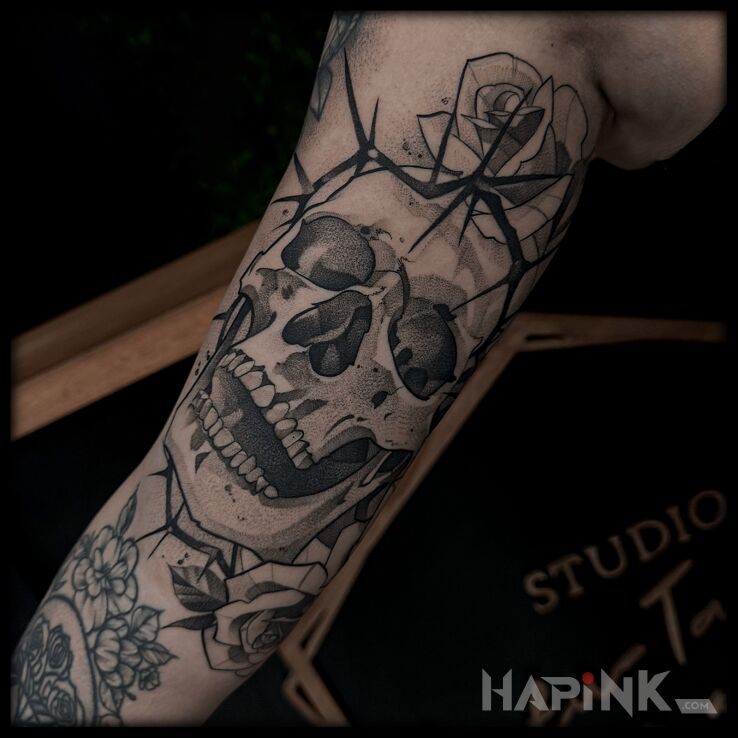 Tattoo Czaszka z koroną cierniową i różą in black and gray motif and graphic / illustrative style on the bicep