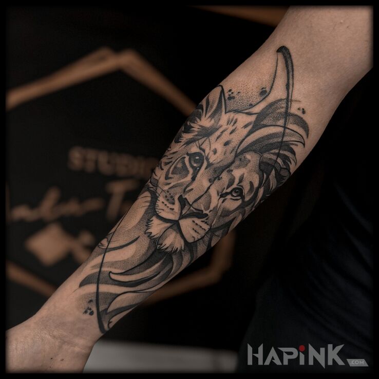 Tattoo Dorosły lew/małe lwiątko in black and gray motif and dotwork style On the arm
