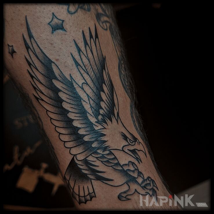 Tattoo Orzeł w oldschoolu in black and gray motif and oldschool style on the calf