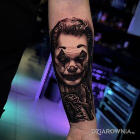Tatuaż Joker na ręce motyw: czarno-szare styl: realistyczne