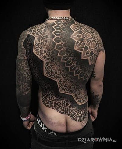 Tatuaż spójny wzór w motywie mandale i stylu geometryczne na ramieniu