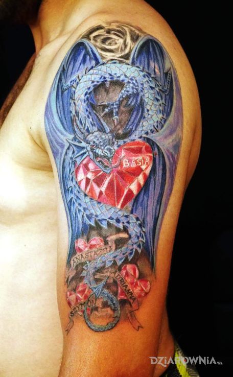Tatuaż rodzina najważniejsza w motywie smoki na ramieniu