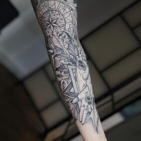 Tattoo Sleeve continuation on the forearm motif: black and gray style: graphic / illustrative
