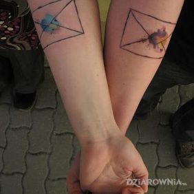 Tatuaż Koperty na przedramieniu motyw: miłosne