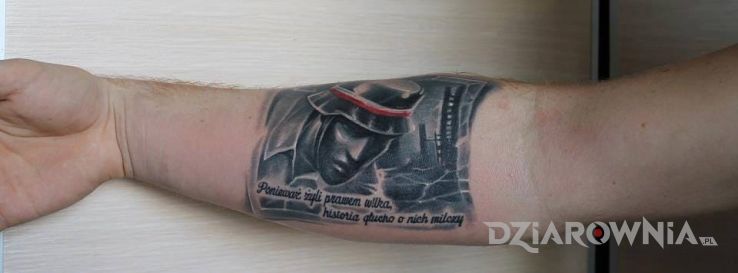 Tatuaż polska w motywie napisy na przedramieniu