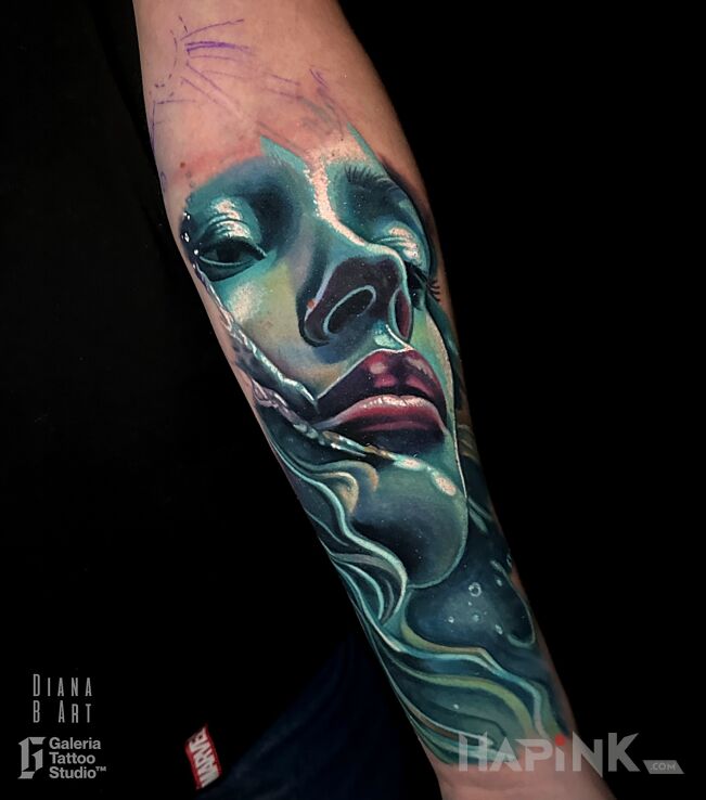 Tattoo Twarz - początek rękawa in fantasy motif and realistic style on the forearm