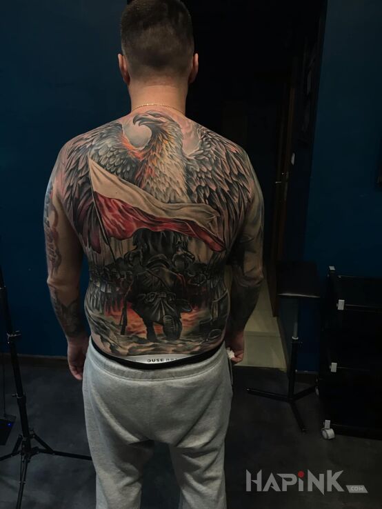 Tattoo Taki mały in colorful motif and realistic style on the shoulder blades