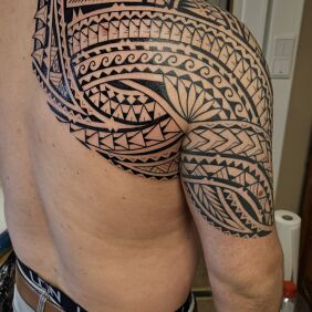 Tattoo Samoa freehand - shoulder blade on the upper arm motif: ornaments style: Polynesian