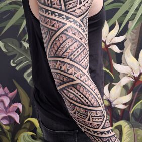 Tattoo Polynesian Sleeve. Samoa, freehand on the upper arm motif: black and gray style: Polynesian