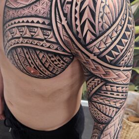Tattoo Sleeve with Polynesian Samoa cage mixed with geometry on the upper arm motif: sleeves style: dotwork