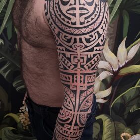 Tattoo Polynesian, Marquesan sleeve. Freehand on the elbow motif: ornaments style: Polynesian