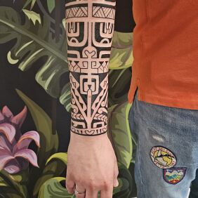 Tattoo Polynesian forearm on the forearm motif: black and gray style: Polynesian