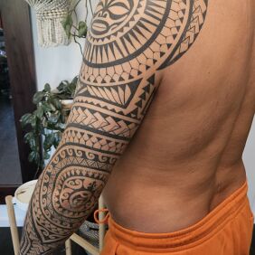 Tattoo Polynesian Sleeve Full Arm on the bicep motif: black and gray style: Polynesian