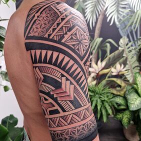 Tattoo Sleeve mix of Polynesian and geometry on the upper arm motif: ornaments style: Polynesian
