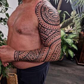 Tattoo Polynesian Sleeve on the wrist motif: black and gray style: Polynesian