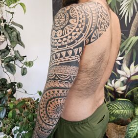 Tattoo Polynesian Sleeve with Geometry on the back motif: objects style: Polynesian