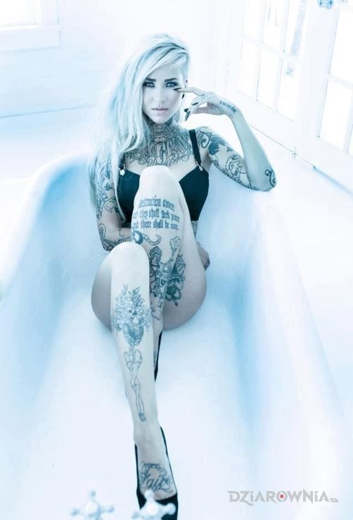 Tatuaż laska w wannie w motywie seksowne na przedramieniu