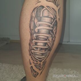 Tatuaż Mechanika na łydce motyw: motoryzacja styl: biomechanika