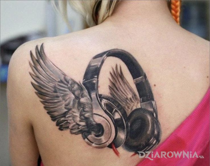 Tatuaż skrzydlate słuchawki w motywie 3D na łopatkach